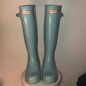 Woman’s teal/ baby blue Hunter rain boots